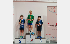 Augustin premier chez les poussins sur la plus haute marche du podium à l'issue de la finale du ping loisirs du 8 juin 2024