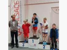  le podium des championnats du Bas-Rhin poussins 2024 avec sur la deuxième marche Augustin (2éme) et à  droite Jocelyn (4ème)